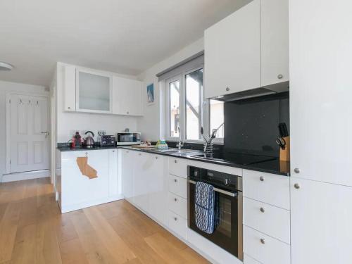 Facilities, Super Chic Apartment in Beautiful Sunninghill - Pass the Keys in Ascot