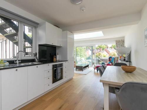 Facilities, Super Chic Apartment in Beautiful Sunninghill - Pass the Keys in Ascot