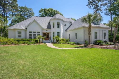 4 bedroom, 4,5 bath overlooking the pond, private pool! The White House home