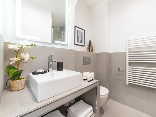 LivinParis - Luxury AC 3 Bedrooms Le Louvre I - image 9