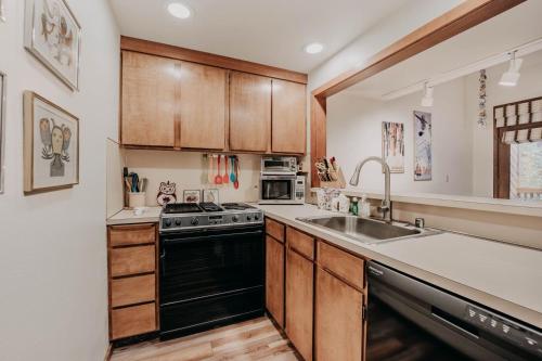91SW - Wi-Fi - Pets Ok - Sleeps 6 condo, Glacier (foto 6)