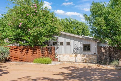 Claret House Full Kitchen and Private Hot Tub in Fredericksburg, USA