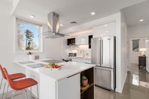 Modern Elegance on Linden - Walk, Bike Everywhere! in Old Town