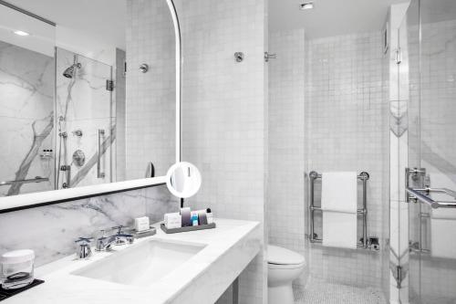 One-Bedroom King Suite with City View image 5