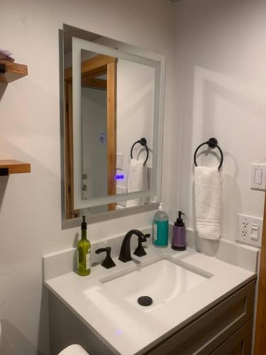 Der Steiermark Unit 108 - Cozy King Studio Off Main St & Peak 9 Base w AC, Balcony, Shared Hot Tub & Free Parking - No Fireplace, Breckenridge (Foto 9)