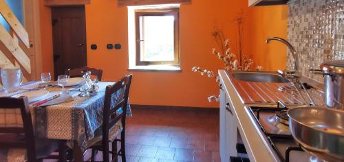 virtuve, Baita Michele con Terrazzo e bellissima Vista Lago x 4 Persone in Aurano