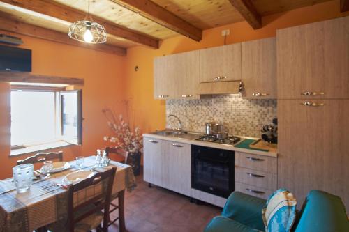virtuve, Baita Michele con Terrazzo e bellissima Vista Lago x 4 Persone in Aurano