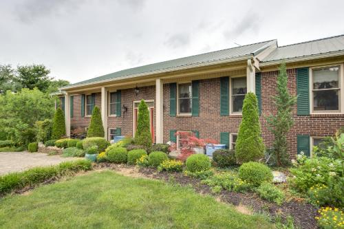 . Large and Private Guest House Apt with Patio and Views!
