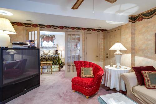 Large and Private Guest House Apt with Patio and Views! in Lexington (KY)