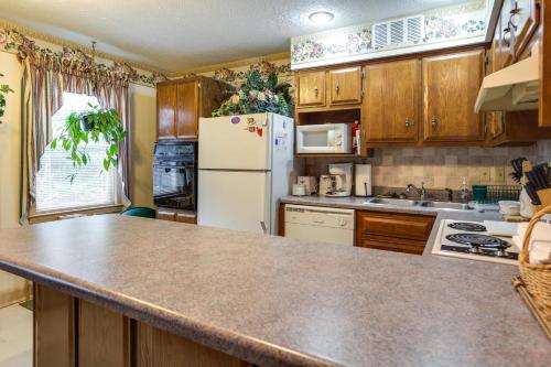 Large and Private Guest House Apt with Patio and Views! in Lexington (KY)