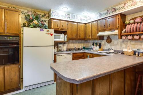 Large and Private Guest House Apt with Patio and Views! in Lexington (KY)