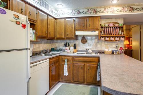 Large and Private Guest House Apt with Patio and Views! in Lexington (KY)