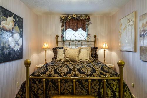 Large and Private Guest House Apt with Patio and Views!