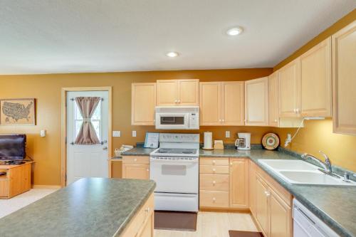 Rapid City Cabin with Hiking and ATV Trail Access in Summerset