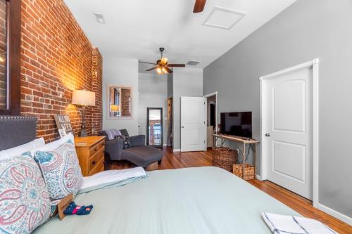 Downtown Loft Amazing Bath Tub & Shower #9