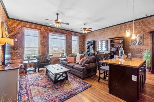 . Downtown Loft Amazing Bath Tub & Shower #9