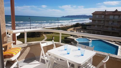 Apartment with Sea View image 1