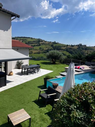 Maison et piscine chauffée, vue Monts du Lyonnais gîte à louer Saint-Laurent-de-Chamousset