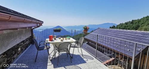 Balkons/terase, Baita Michele con Terrazzo e bellissima Vista Lago x 4 Persone in Aurano