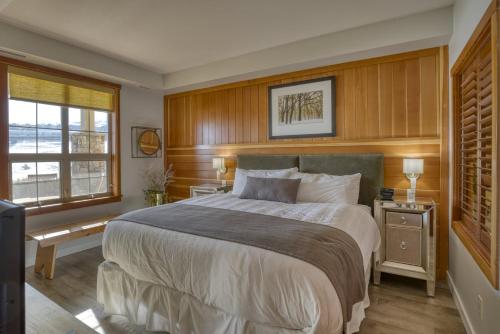 1 queen bed, 1 sofa bed