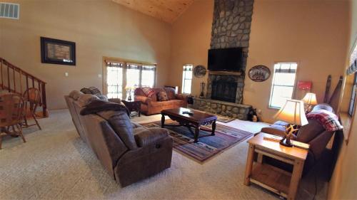 Elk Run Cabin - Hot Tub - WiFi - Satellite - Fire Pit - Washer - Dryer - Covered Decks - Grill - Fireplace in Red River, Vereinigte Staaten von Amerika
