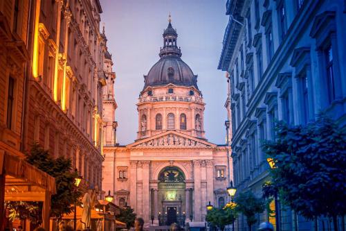 Dream Stay in Budapest-Steps to Buda Eye & Fashion Street, Budapest