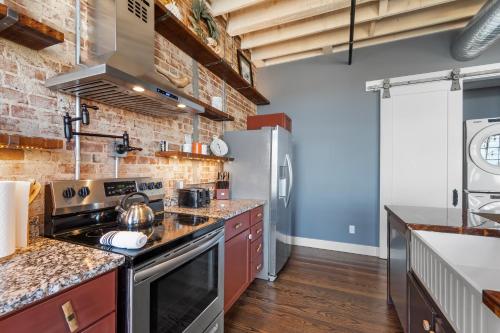 Downtown Urban Loft above Restaurant #7 in Perryville, USA