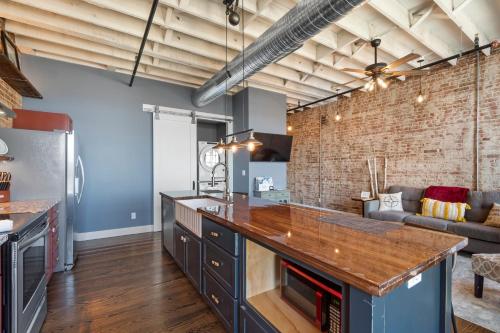 Downtown Urban Loft above Restaurant #7 in Perryville, USA