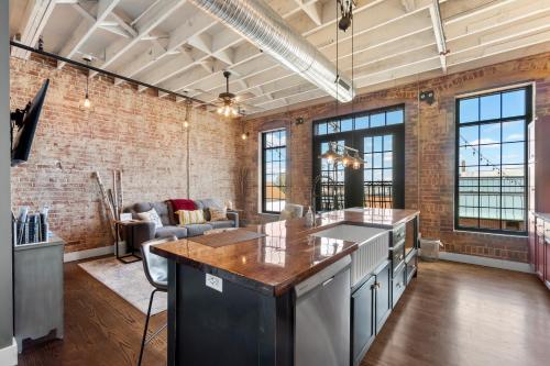 Downtown Urban Loft above Restaurant #7 in Perryville, USA