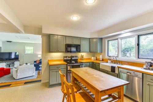 Charming Union Pier Home with Deck Half-Mi to Beach in Union Pier, USA