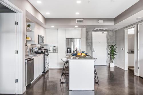 Cozy Oasis in West Hollywood! Free Parking and Swimming pool in Los Angeles, USA