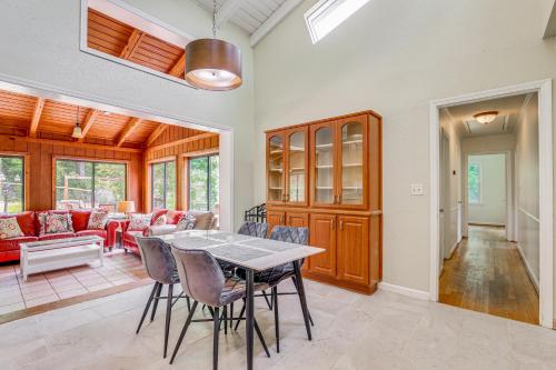 Alpharetta Home with Patio and Yard about 3 Mi to Downtown in Alpharetta, USA