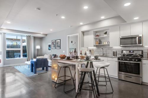 Cozy Oasis in West Hollywood! Free Parking and Swimming pool in Los Angeles, USA