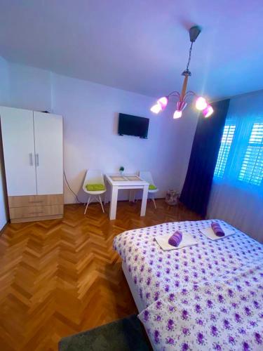 One-Bedroom Apartment image 4