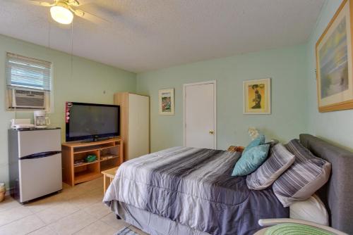 Convenient Sarasota Studio with Lush Backyard! in Sarasota, USA