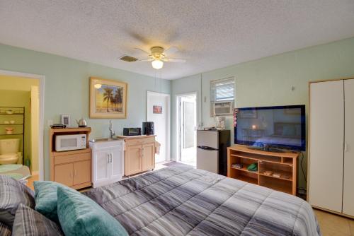 Convenient Sarasota Studio with Lush Backyard! in Sarasota, USA