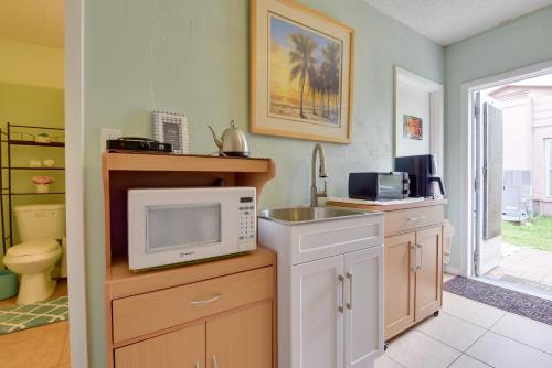 Convenient Sarasota Studio with Lush Backyard! in Sarasota, USA