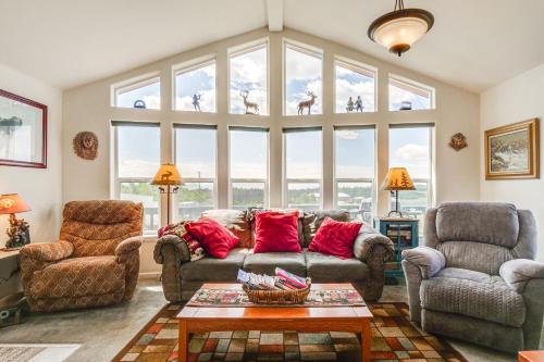 Como Retreat with Mountain Views Near Hiking Trails in Bordenville, USA