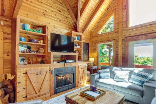 Owls Nest Pet-Friendly Cabin with Private Hot Tub in Ranger, USA