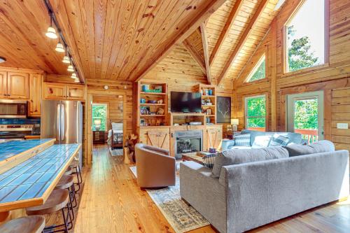 Owls Nest Pet-Friendly Cabin with Private Hot Tub in Ranger, USA