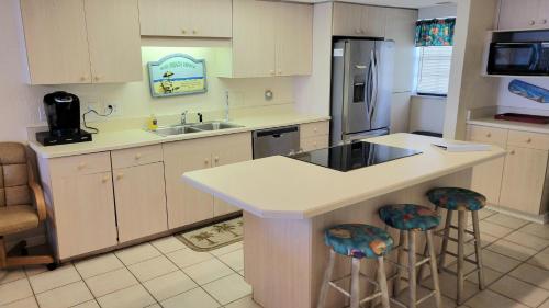 415 - 2 bedroom oceanfront condo thumb 2