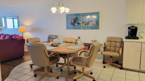 415 - 2 bedroom oceanfront condo thumb 3