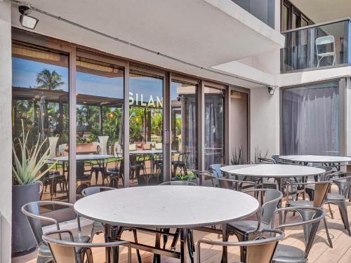 Luxury Beachfront Ocean View Beach Access-817 in Miami Beach, USA
