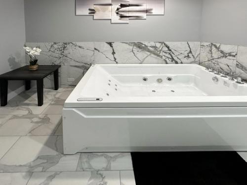 熱水浴缸, 牽牛花套房度假村 (Morning Glory Resort & Suite) in 洋濱市