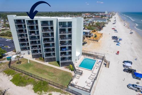 New Updated Ocean view Top Floor Pool Trillium 802 in New Smyrna Beach, USA