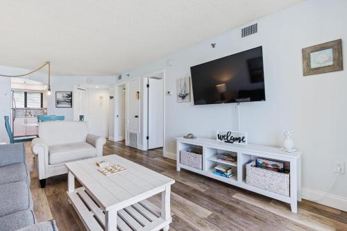 New Updated Ocean view Top Floor Pool Trillium 802 in New Smyrna Beach, USA