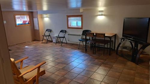 Le1226-Private Basement with WIFI and Free Parking in เอ็ดมันด์สตัน (NB)