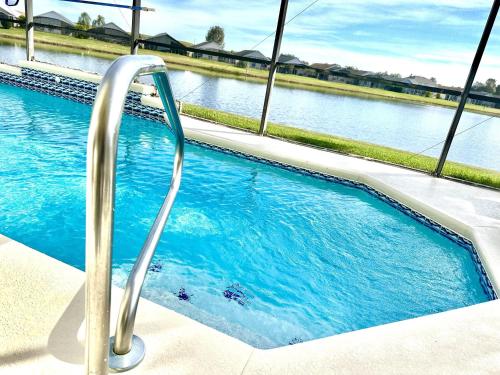 EP1015SEL - 4 bedrooms pool home on a lake EP1015SEL - 4 bedrooms pool home on a lake