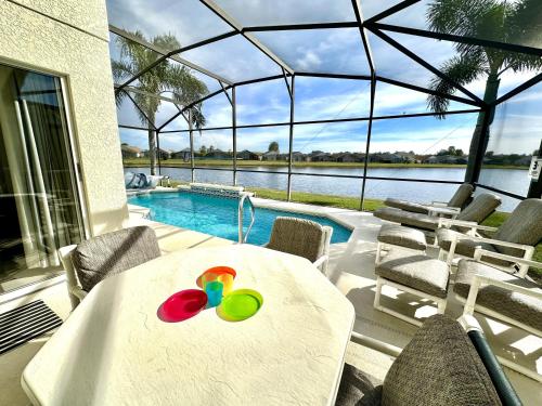 EP1015SEL - 4 bedrooms pool home on a lake EP1015SEL - 4 bedrooms pool home on a lake