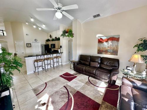 EP1015SEL - 4 bedrooms pool home on a lake EP1015SEL - 4 bedrooms pool home on a lake